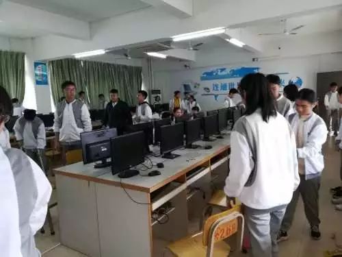 新兴县实验中学计算机信息技术课 3D创意设计与3D打印真实体验探索